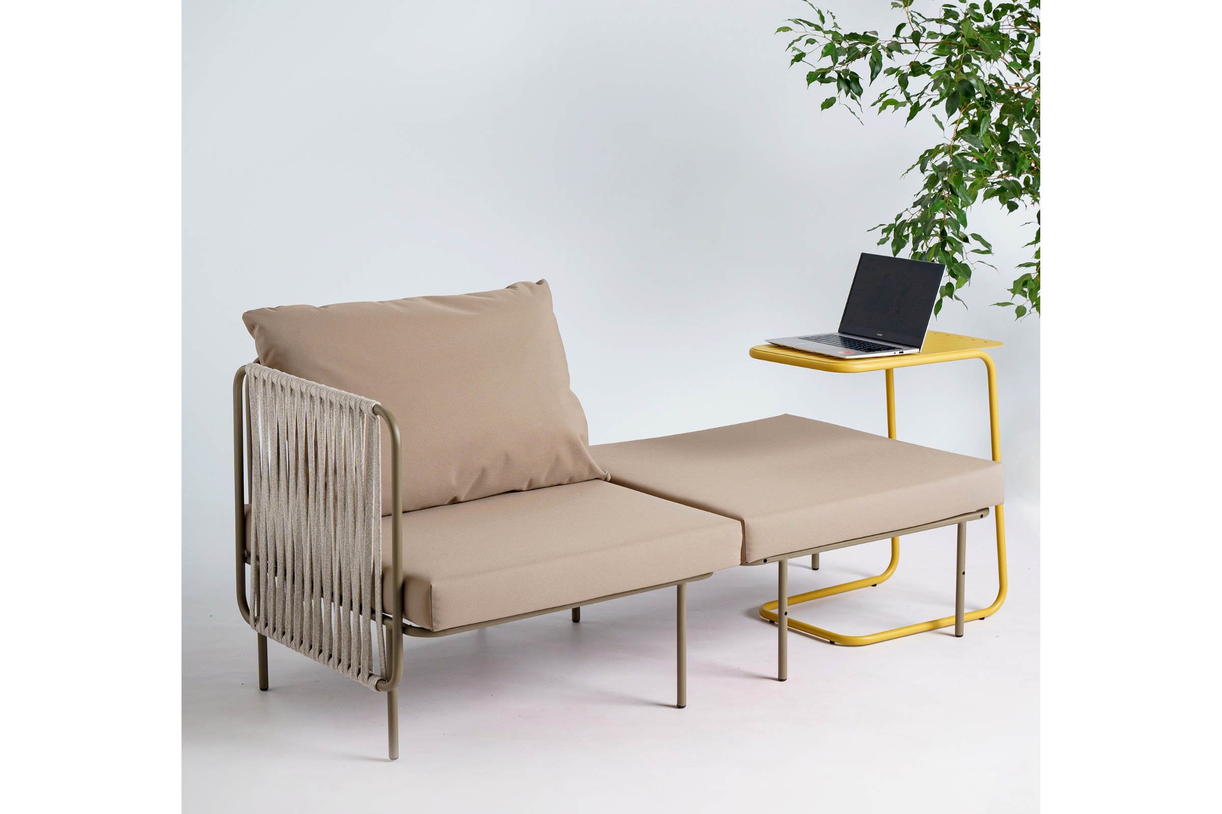 Laptoptisch als Beistelltisch neben Sofa mit Laptop