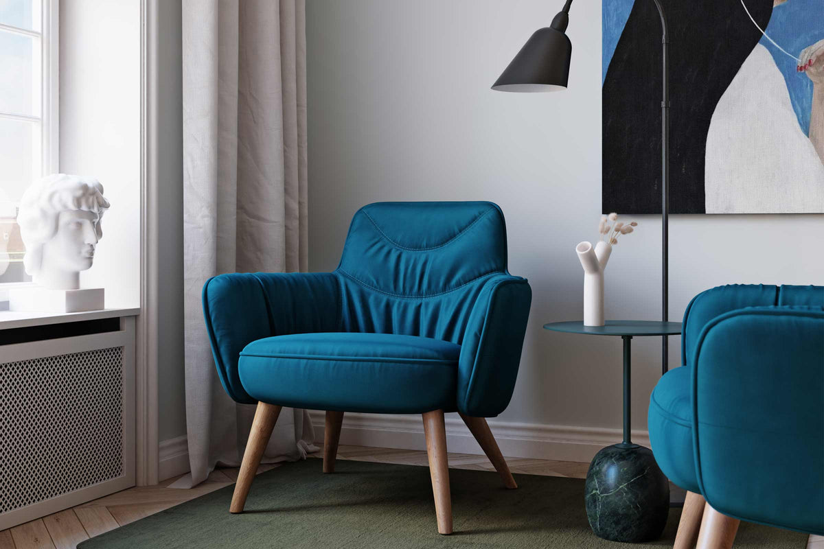 SMIL Designer Sessel von EXTRAFORM mit Holzfüßen im modernen Wohnraum