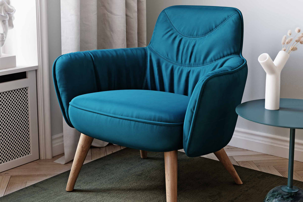 Sessel von EXTRAFORM in Blau mit hoher Rückenlehne und Holzfüßen