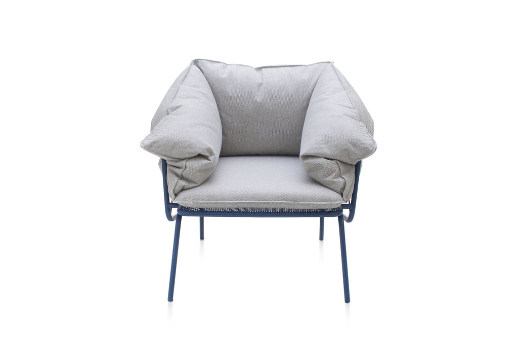 Der Gartenarmsessel von GARDA in Weiß, frontal aufgenommen, zeigt den Komfort und die Weichheit der plüschigen Kissen