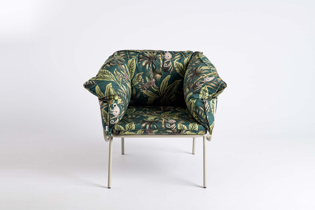 Der Gartenarmsessel von GARDA in einem Dschungeldesign, frontal aufgenommen