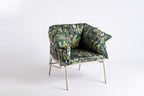 Seitenansicht des Gartenarmsessels von GARDA in einem Dschungeldesign