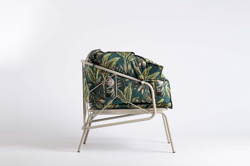 Der Gartenarmsessel von GARDA in einem Dschungeldesign - Seitenansicht