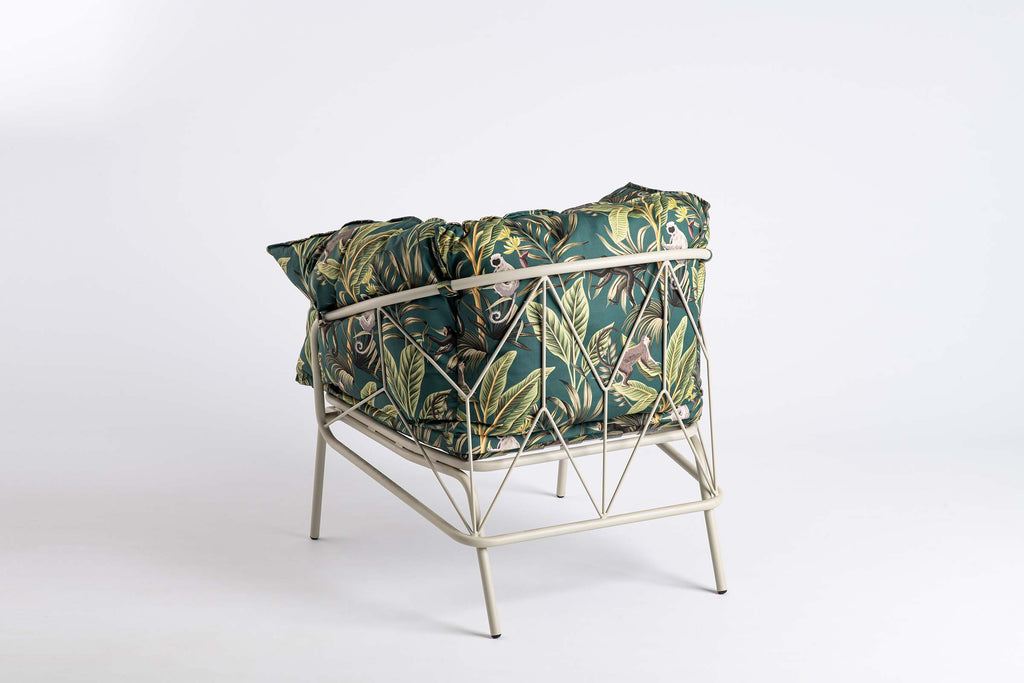 Der Gartenarmsessel von GARDA in einem Dschungeldesign - Rückansicht