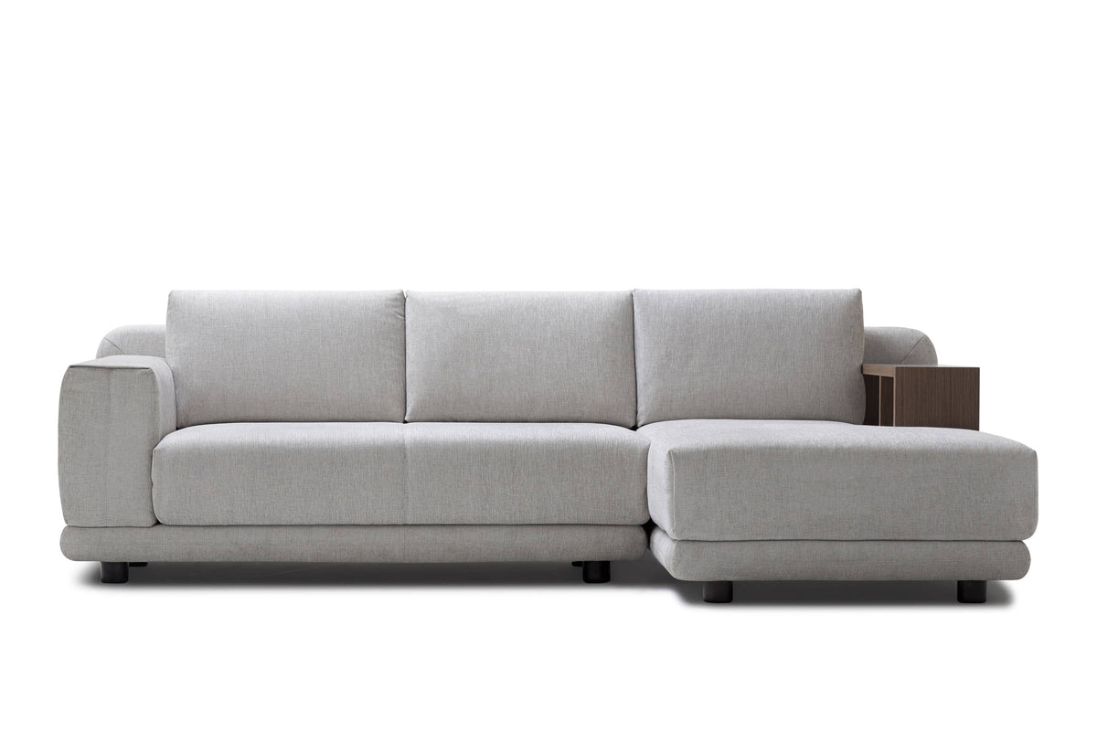 Mit Chaiselongue rechts und integrierter Ablage