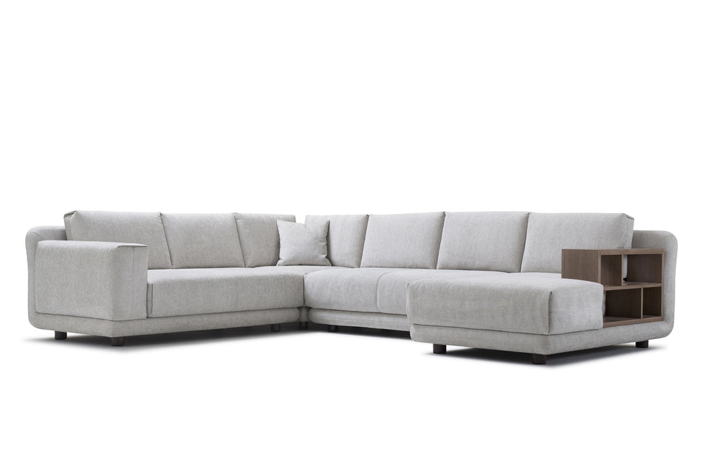 Mit Chaiselongue, Holzablage und weichen Rückenpolstern