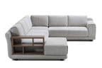 Mit Eckelement, Chaiselongue und integriertem Holzregal