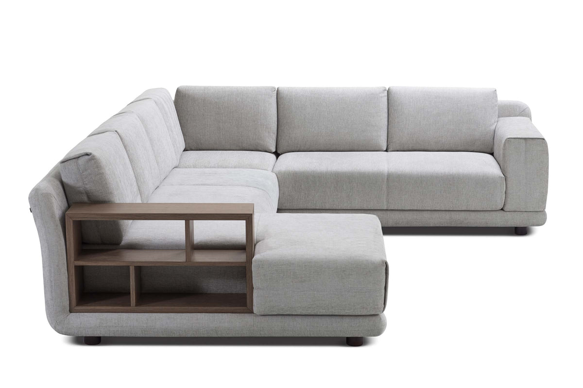 Mit Eckelement, Chaiselongue und integriertem Holzregal