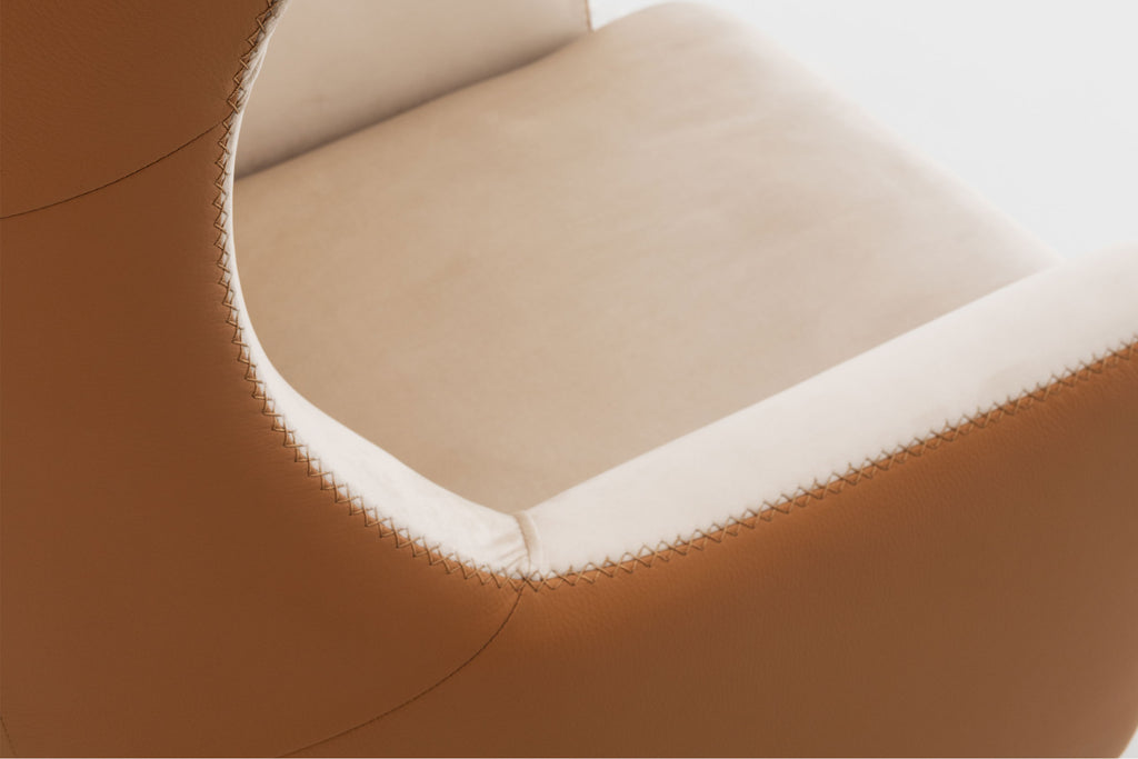 Detailansicht des SWAY Designer Sessels von EXTRAFORM mit dekorativer Ziernaht