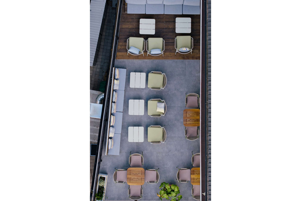 Outdoor-Loungebereich des Hotels aus der Vogelperspektive