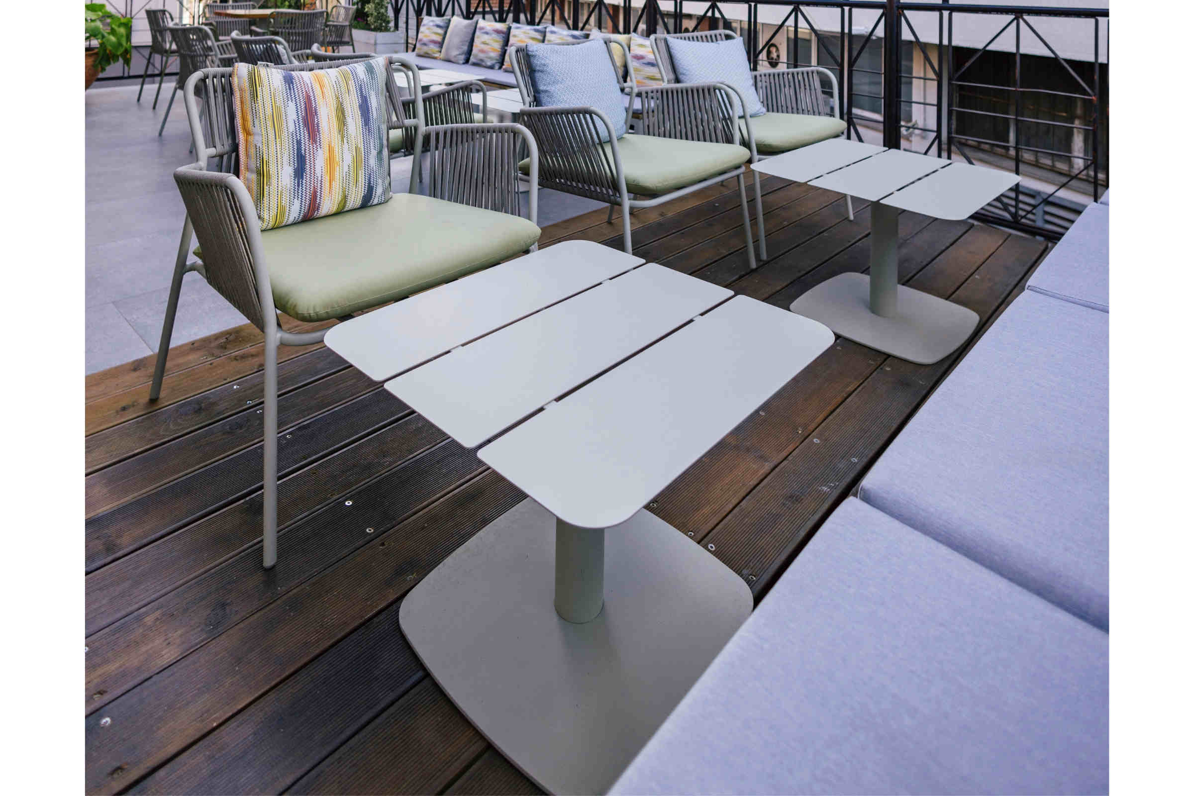 Gartenclubtisch Detail – minimalistischer Outdoor Tisch