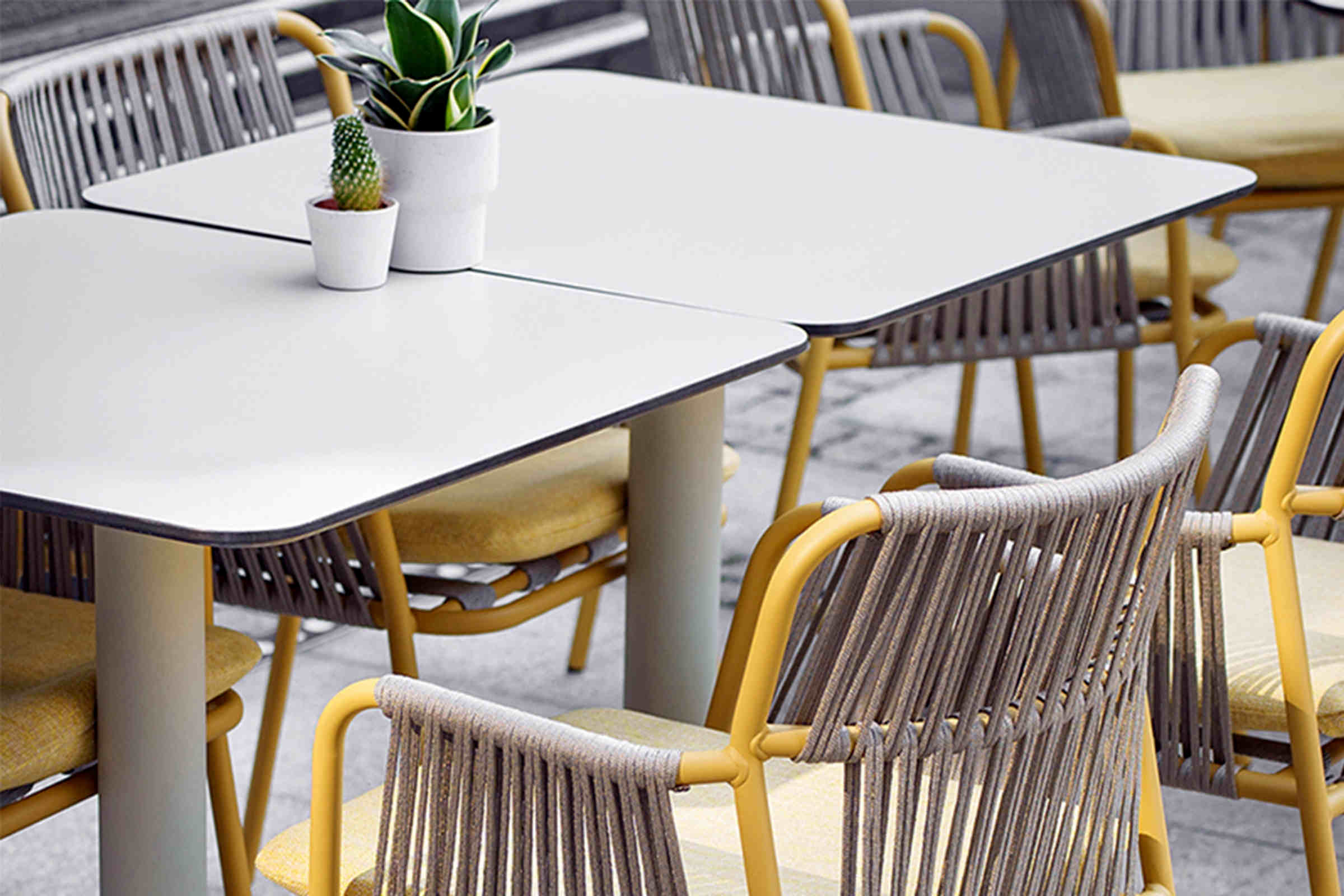 Gartentisch Detail – HPL Tischplatte und stabiles Gestell