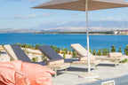 TOK Outdoor-Sonnenliegen mit Sonnenschirm in exklusivem Poolbereich