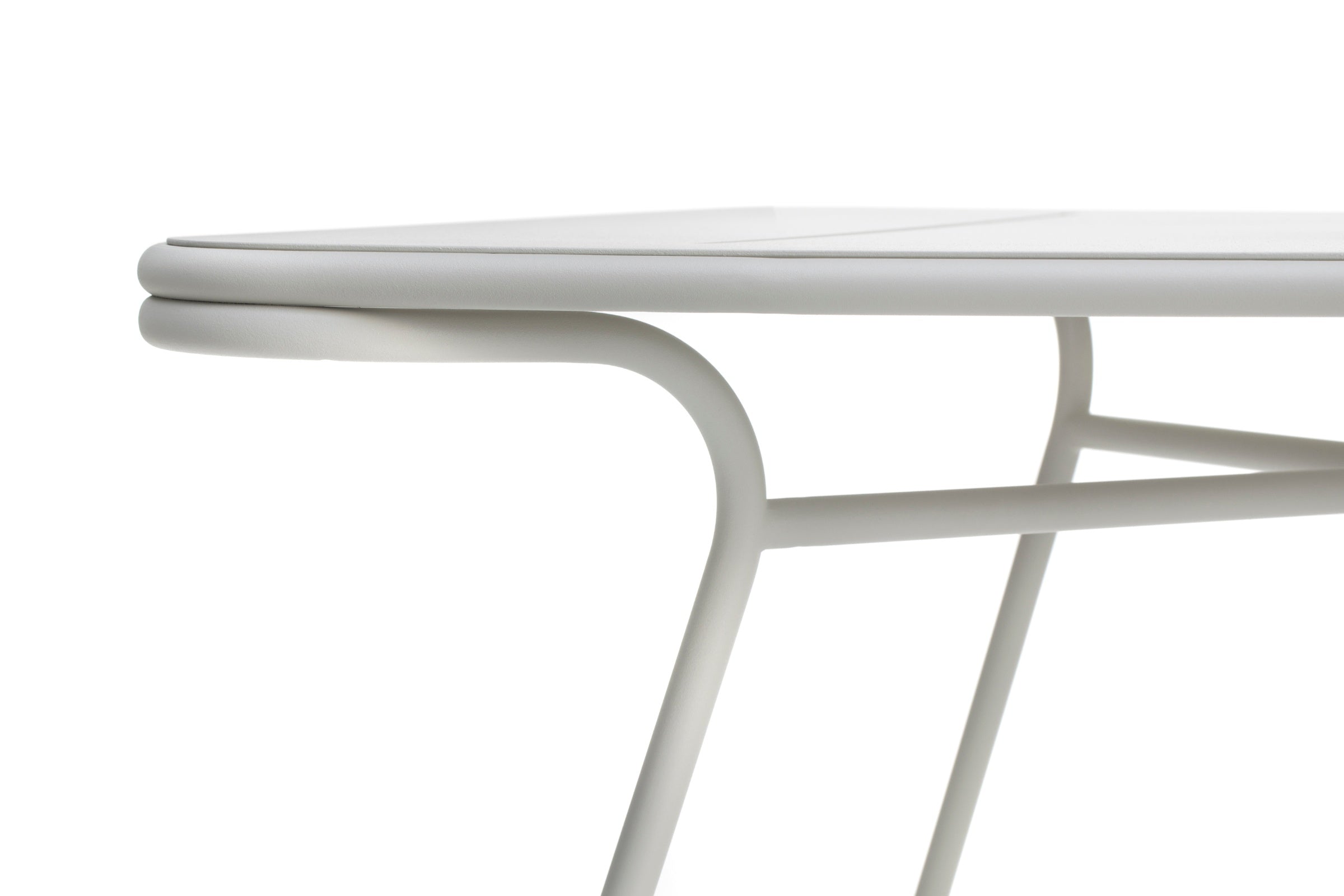 TOTEM Designer Gartentisch L200 von GARDA – Detailansicht der Tischkante