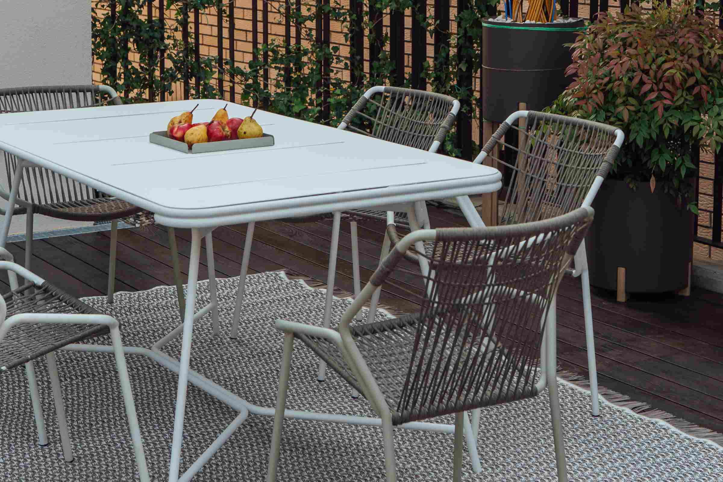 TOTEM Designer Gartentisch L200 von GARDA – eleganter Gartentisch in Outdoor-Umgebung