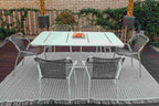 Outdoor-Gartentisch mit modernen Stühlen auf Holzterrasse