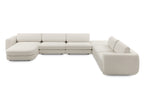 Mit Chaiselongue links und zusätzlicher Sitzreihe rechts