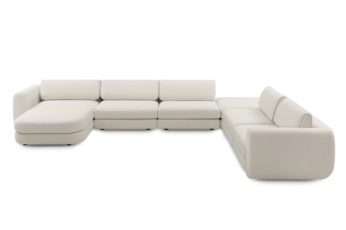 Mit Chaiselongue links und zusätzlicher Sitzreihe rechts