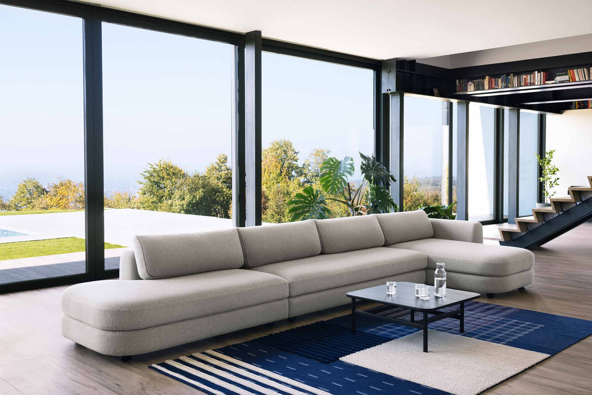 TRIBECA Designer Modular Sofa mit zwei offenen Liegeflächen im modernen Wohnraum mit Panoramafenstern