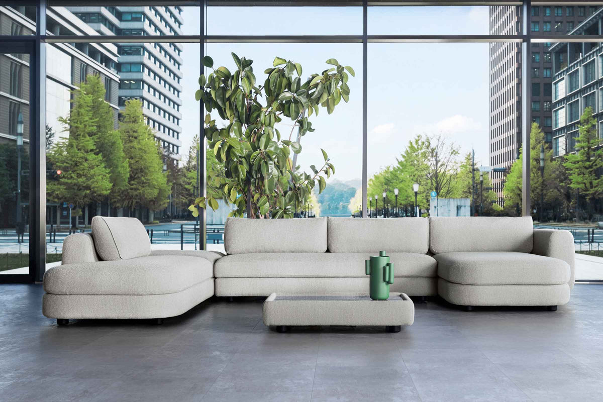 TRIBECA Designer Modular Sofa von Volumen mit zwei Chaiselongues und passendem Ablagetisch im modernen Loungebereich