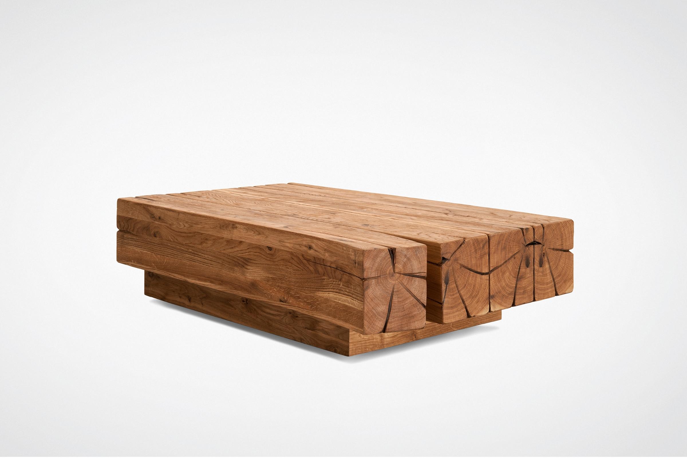 Couchtisch von Whiteoak mit versetzter Konstruktion aus massivem Holz