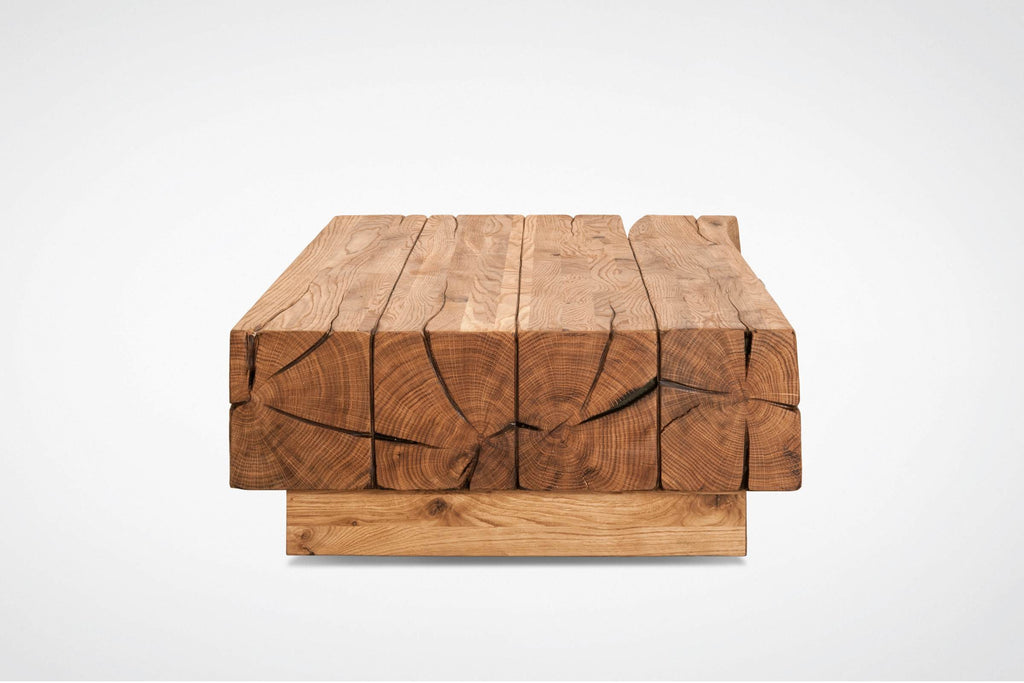 Frontansicht des Couchtischs mit Seitensprung und rissigen Holzelementen