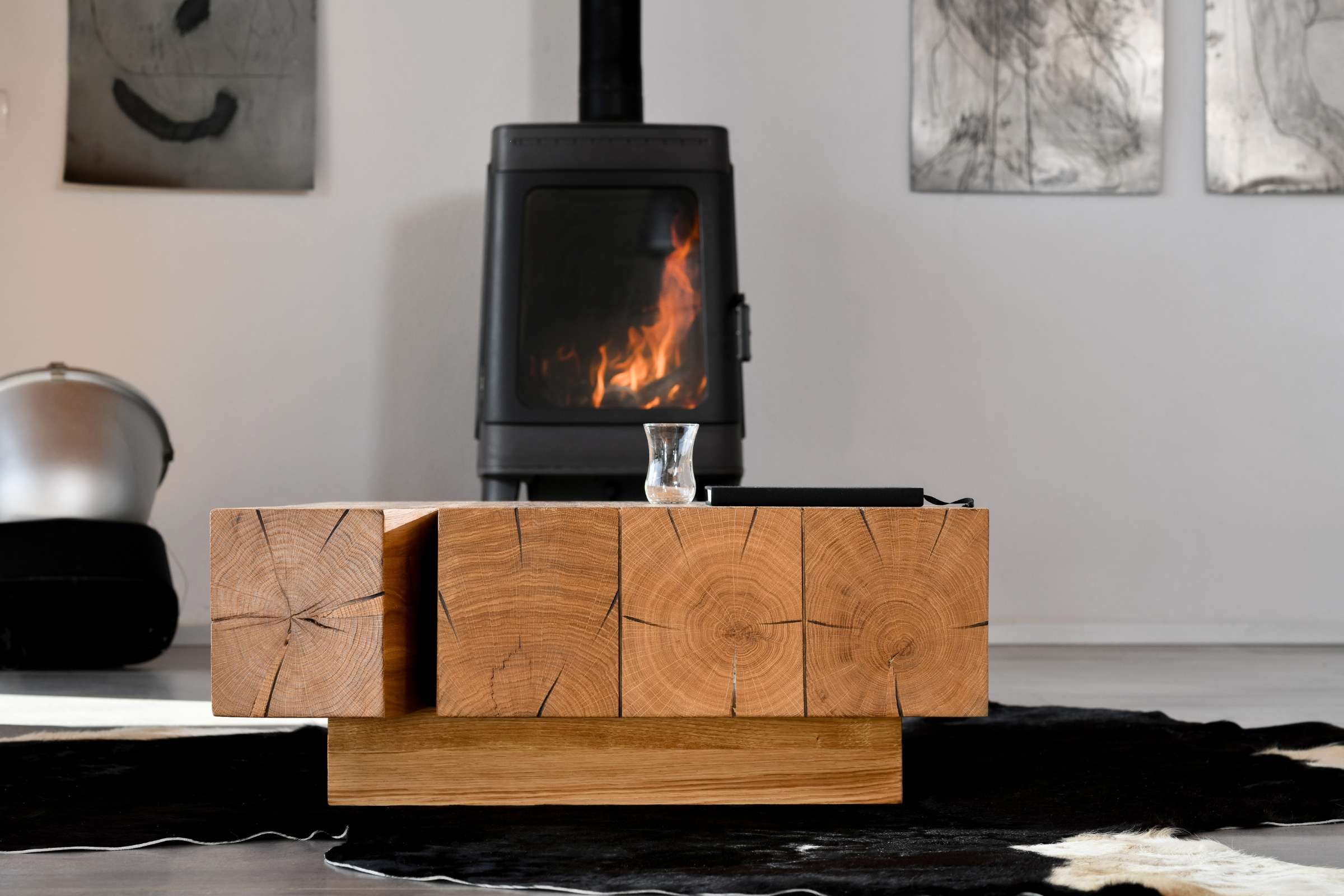 Moderner Wohnbereich mit dem TYKO Couchtisch und einem Kamin im Hintergrund