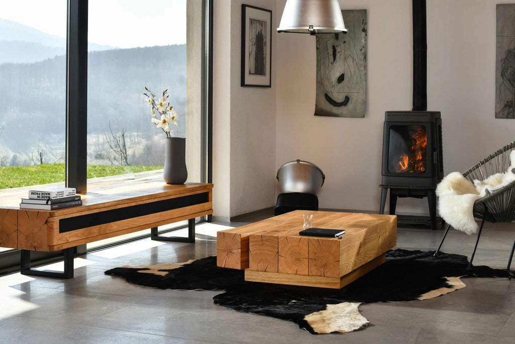 TYKO Couchtisch mit Seitensprung von Whiteoak in einem modernen Wohnzimmer mit Blick auf die Landschaft