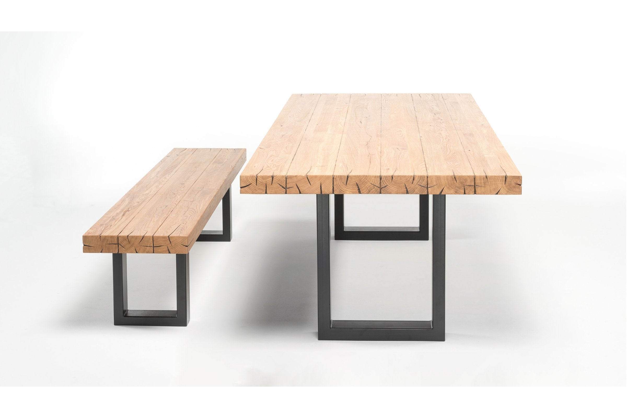 TYKO Sitzbank und passender Esstisch aus Massivholz mit Metallgestell