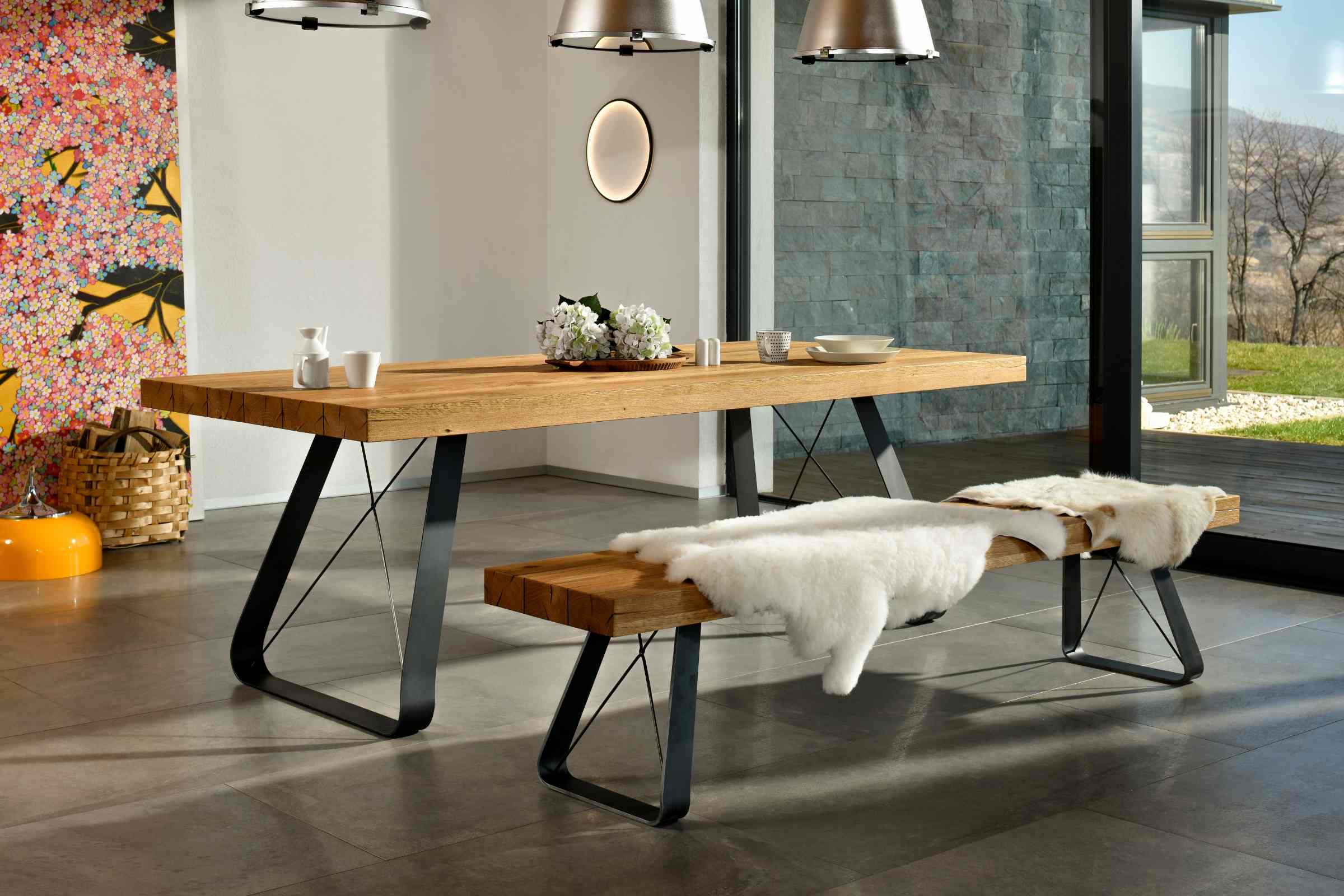 TYKO Sitzbank mit X-Verstrebung aus Massivholz von Whiteoak in modernem Wohnraum