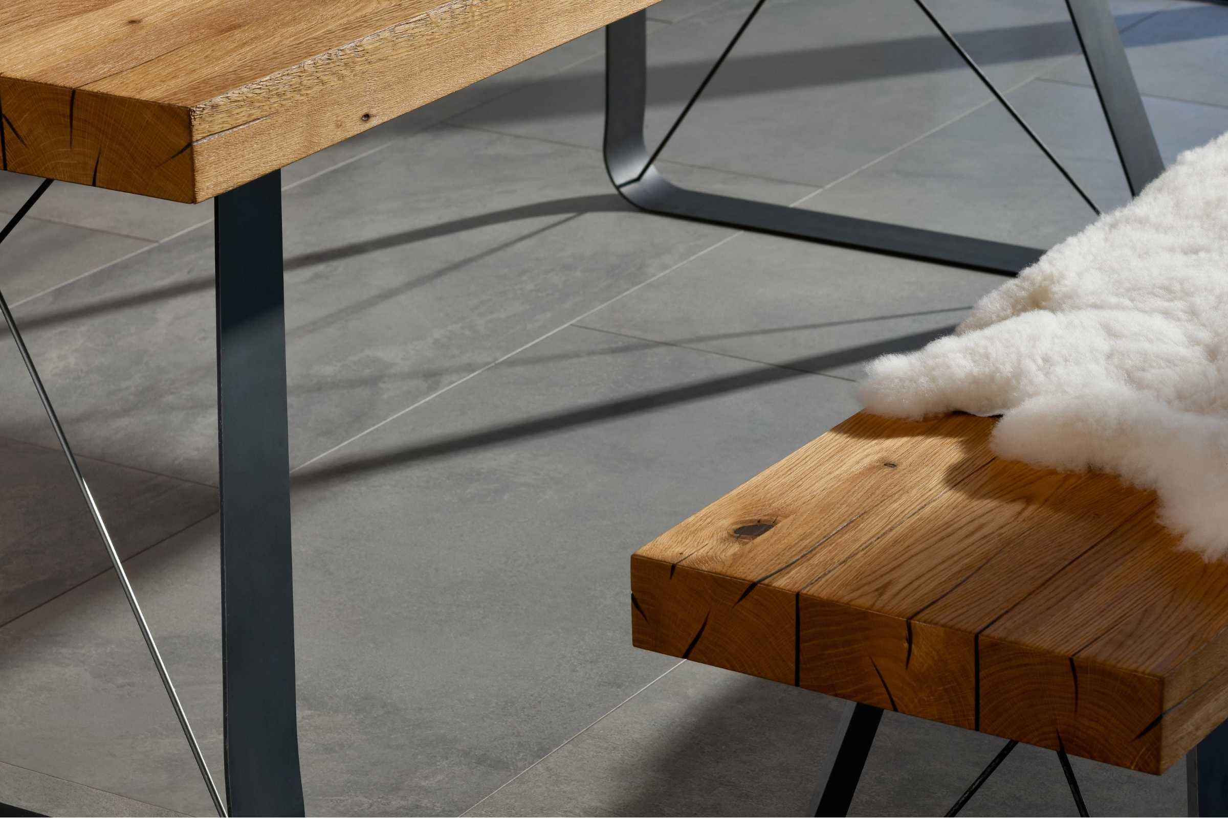 Detail der X-Verstrebung am TYKO Massivholz Esstisch mit Metallfüßen