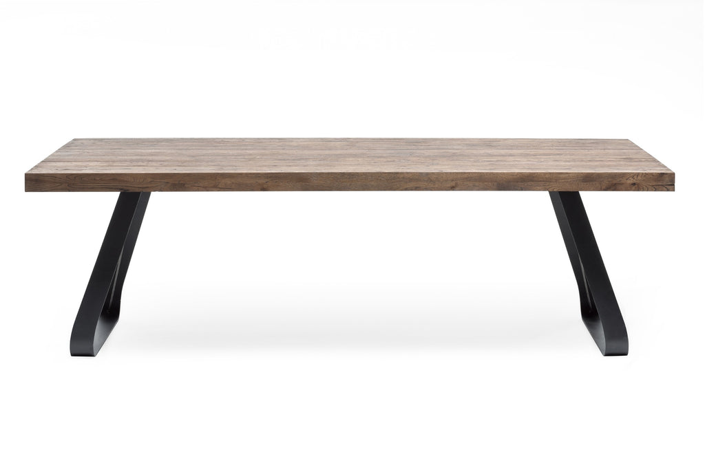 Vorderansicht des Massivholz Esstisches mit robusten Metallbeinen und Kreuzverstrebung