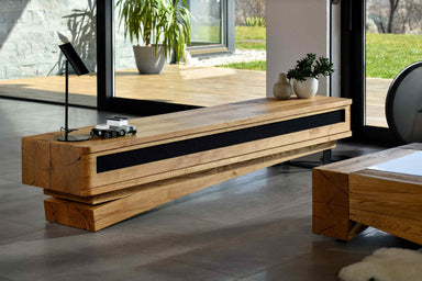 TYKO Massivholz TV-Lowboard mit Holzbalken von Whiteoak im modernen Wohnzimmer-Interieur