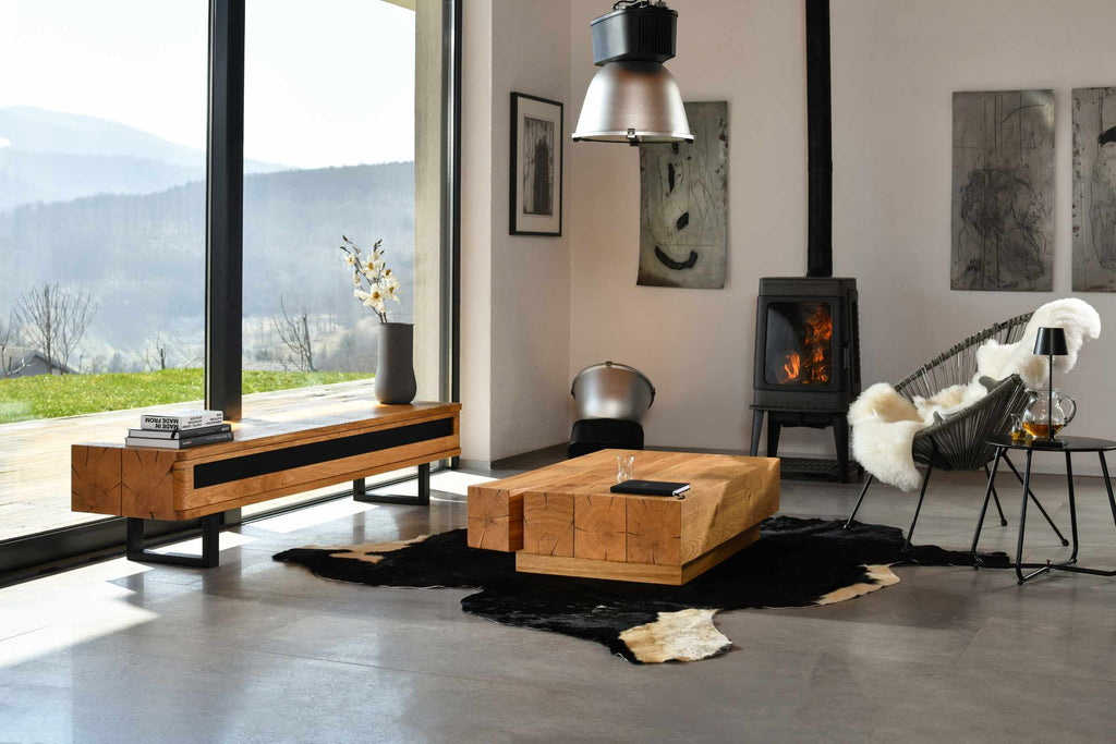 Gesamtansicht des TYKO TV-Lowboards und Couchtisches von Whiteoak im Wohnzimmer