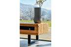Nahaufnahme der Ecken des Massivholz-Lowboards mit Metallbeinen und Panoramablick
