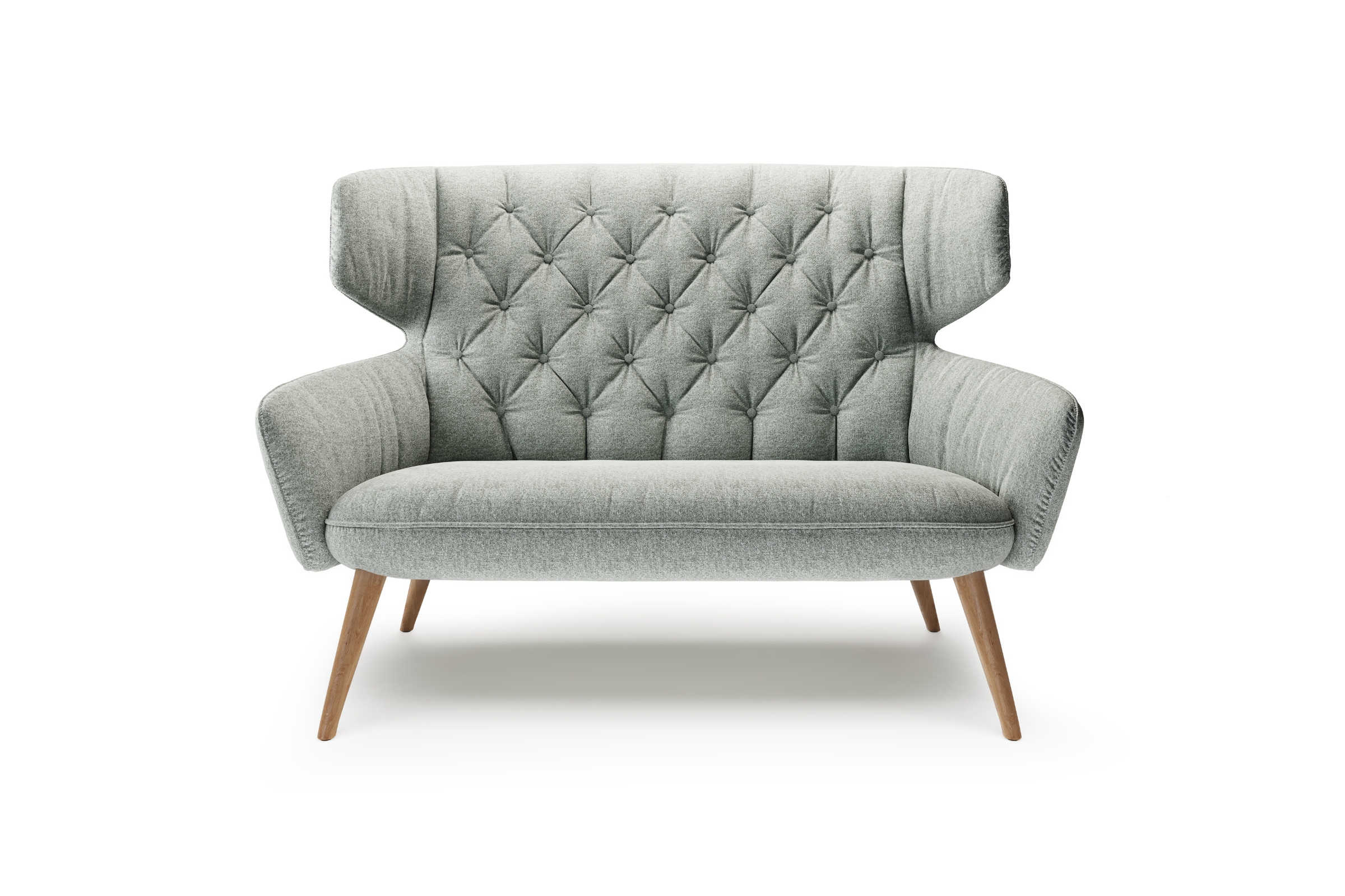 Sofa in grauer Stoffausführung mit Holzfüßen, Frontalansicht
