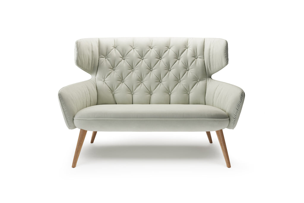 VIGO Designer Sofa von EXTRAFORM mit Holzfüßen und heller Lederpolsterung, Frontalansicht