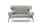 VIGO Designer Sofa von EXTRAFORM in grauem Stoff mit schwarzem Metallgestell, frontal aufgenommen