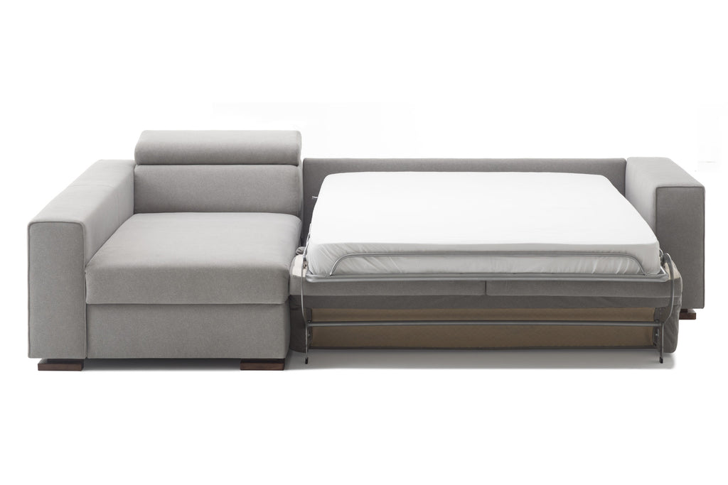 Mit ausgeklappter Bettfunktion und Chaiselongue links