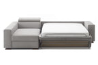 Mit ausgeklappter Bettfunktion und Chaiselongue links