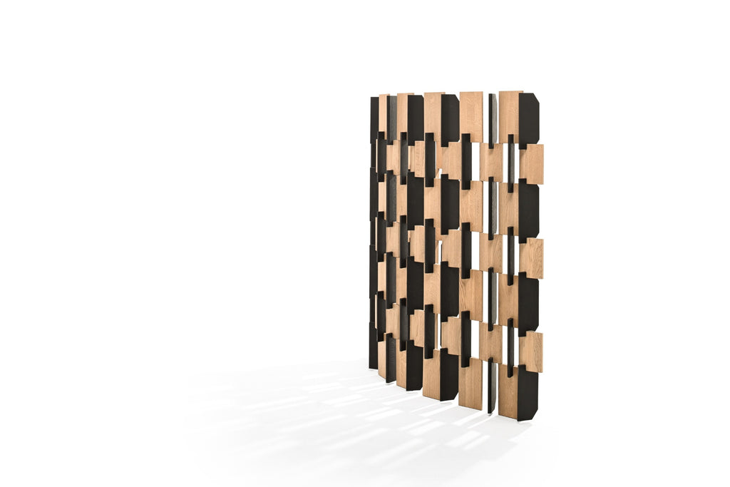 Seitliche Ansicht des Paravents, zeigt die geometrische Struktur und Details