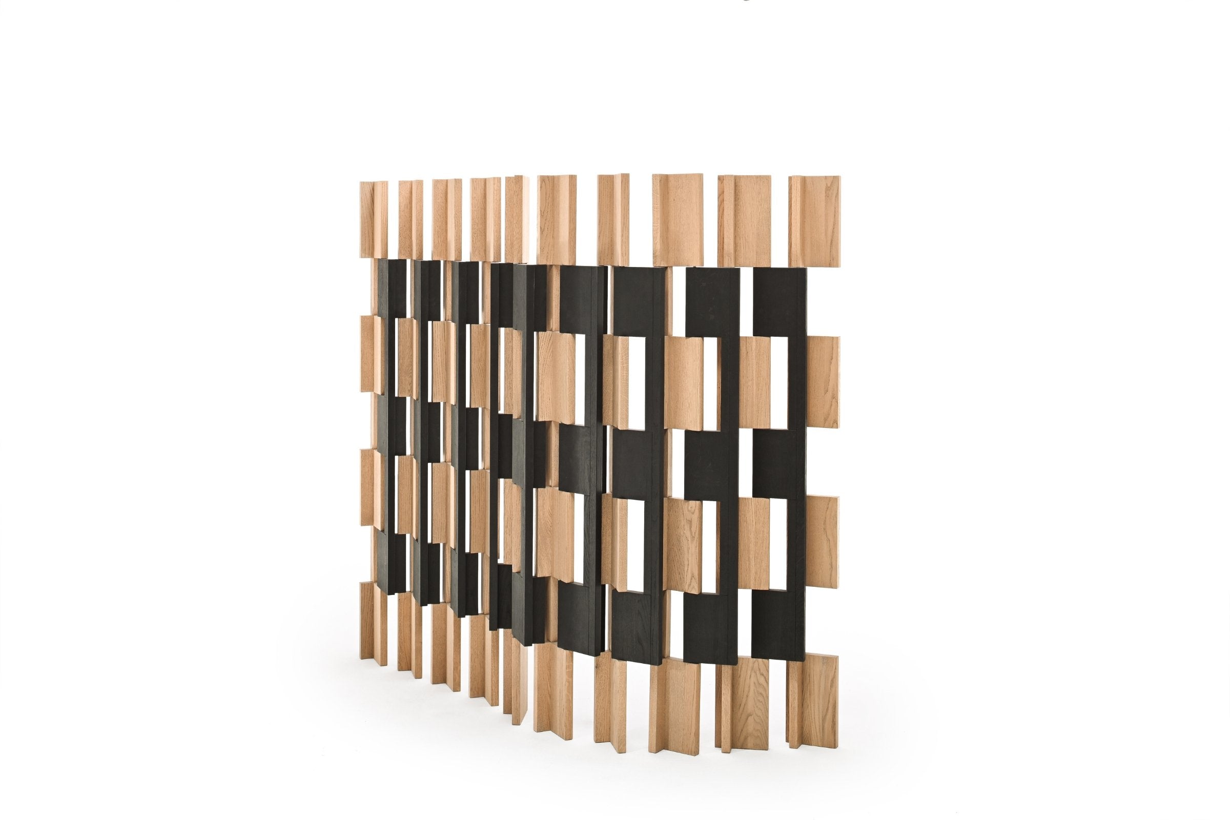 Schräge Ansicht des Paravents, zeigt die geometrische Struktur und Details
