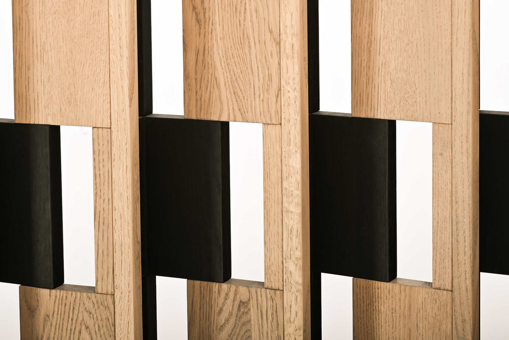 Detailansicht der Verbindungen und Holzmaserung des Paravents aus Eichenholz