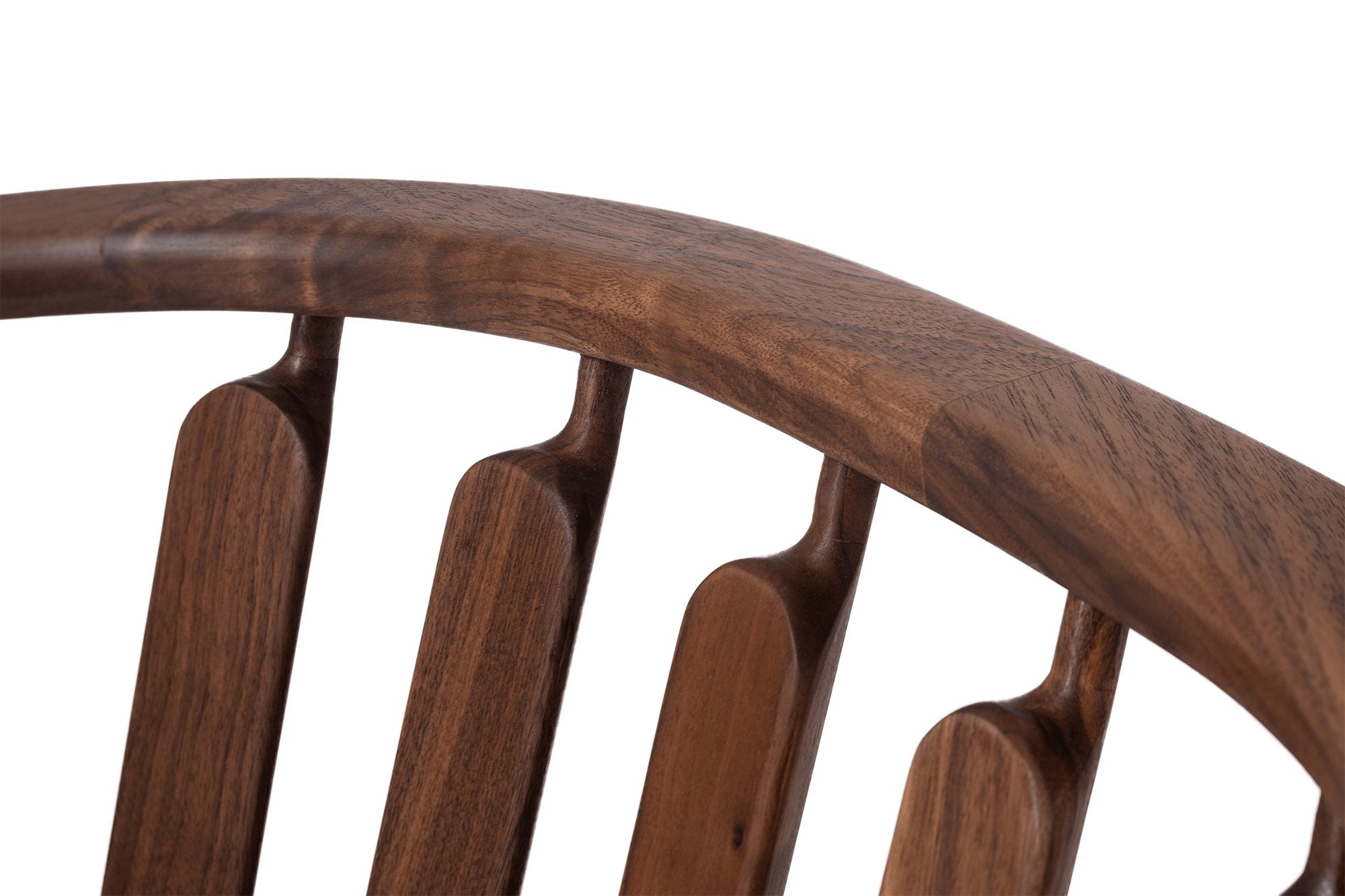 Detailaufnahme der abgerundeten Holzelemente des Sessels von Woak