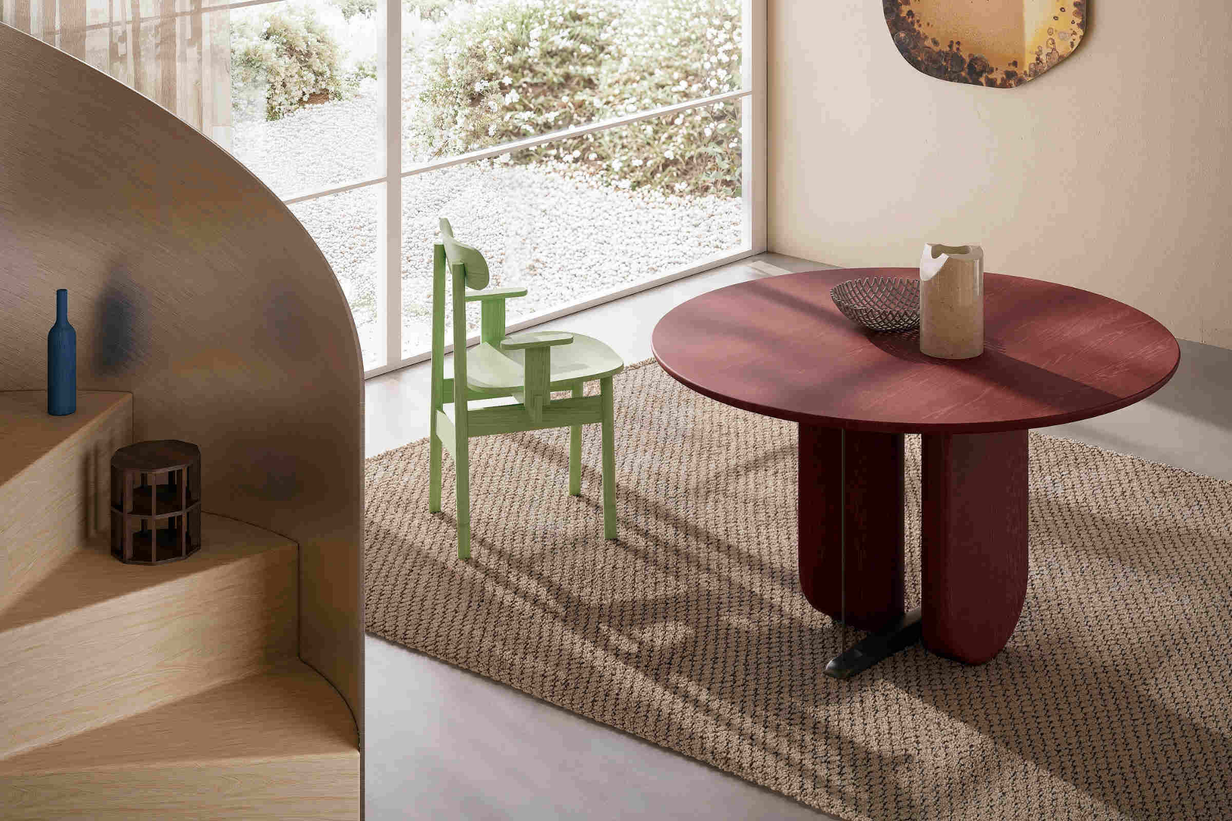 Runder Designer-Esstisch in modernem Ambiente mit Stuhl