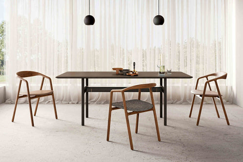 Designer Esstisch in einem modernen Ambiente mit Stühlen
