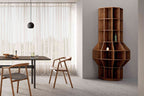 Designer Bücherregal in einem modernen Ambiente mit Stühlen