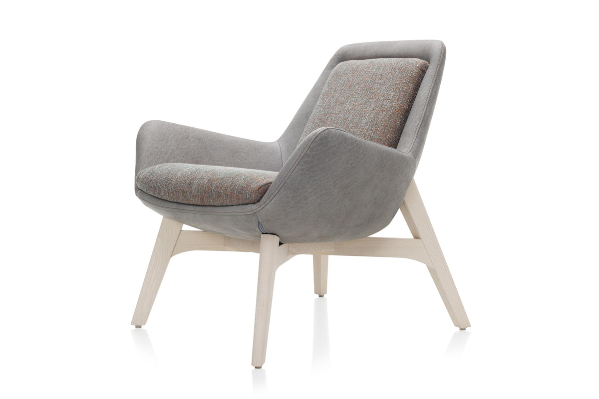 Designer Sessel mit Holzgestell und grauem Bezug – Seitenansicht