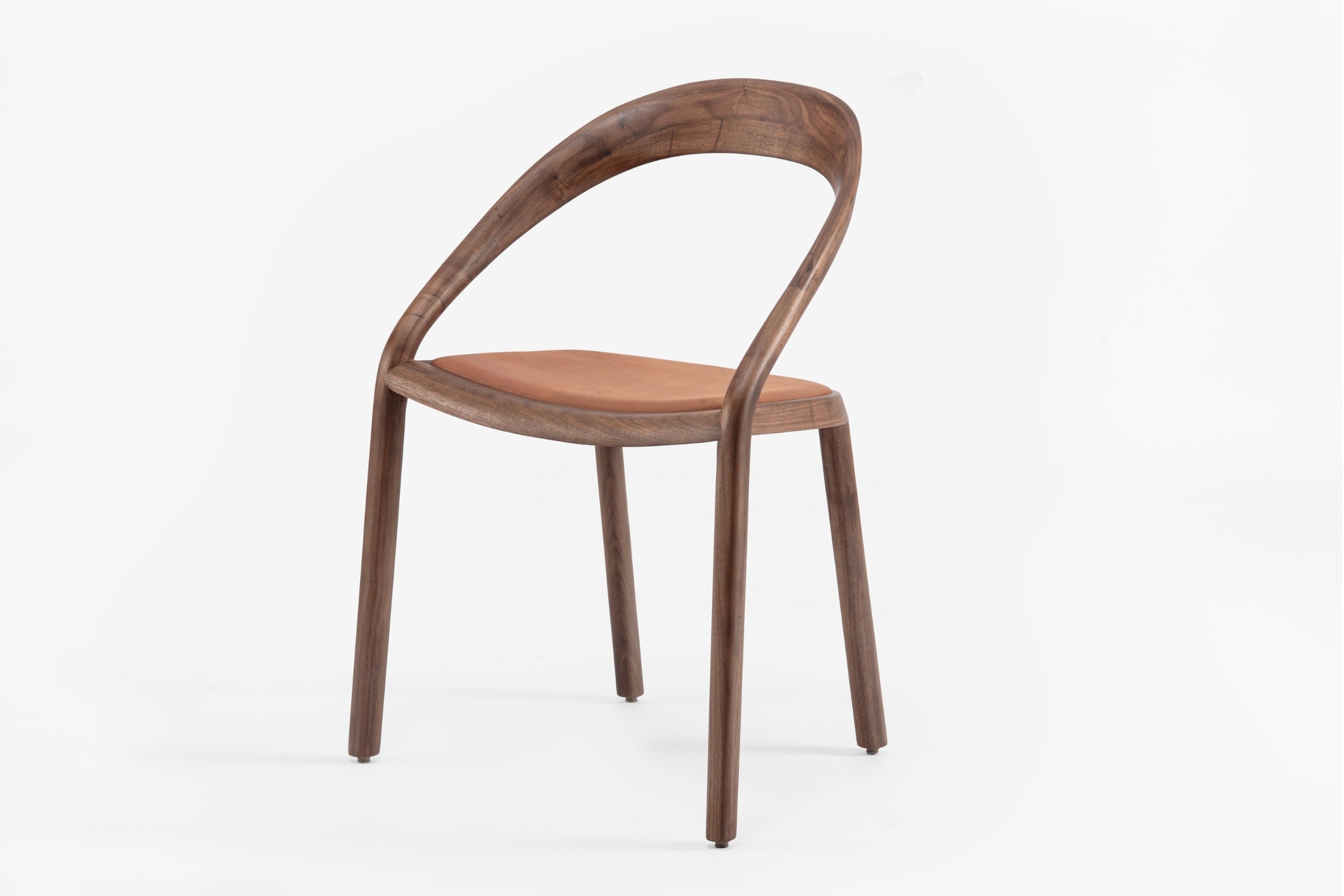 Seitenansicht des ZEN Designer Stuhls von GoEs in Nussbaumholz mit Lederpolsterung