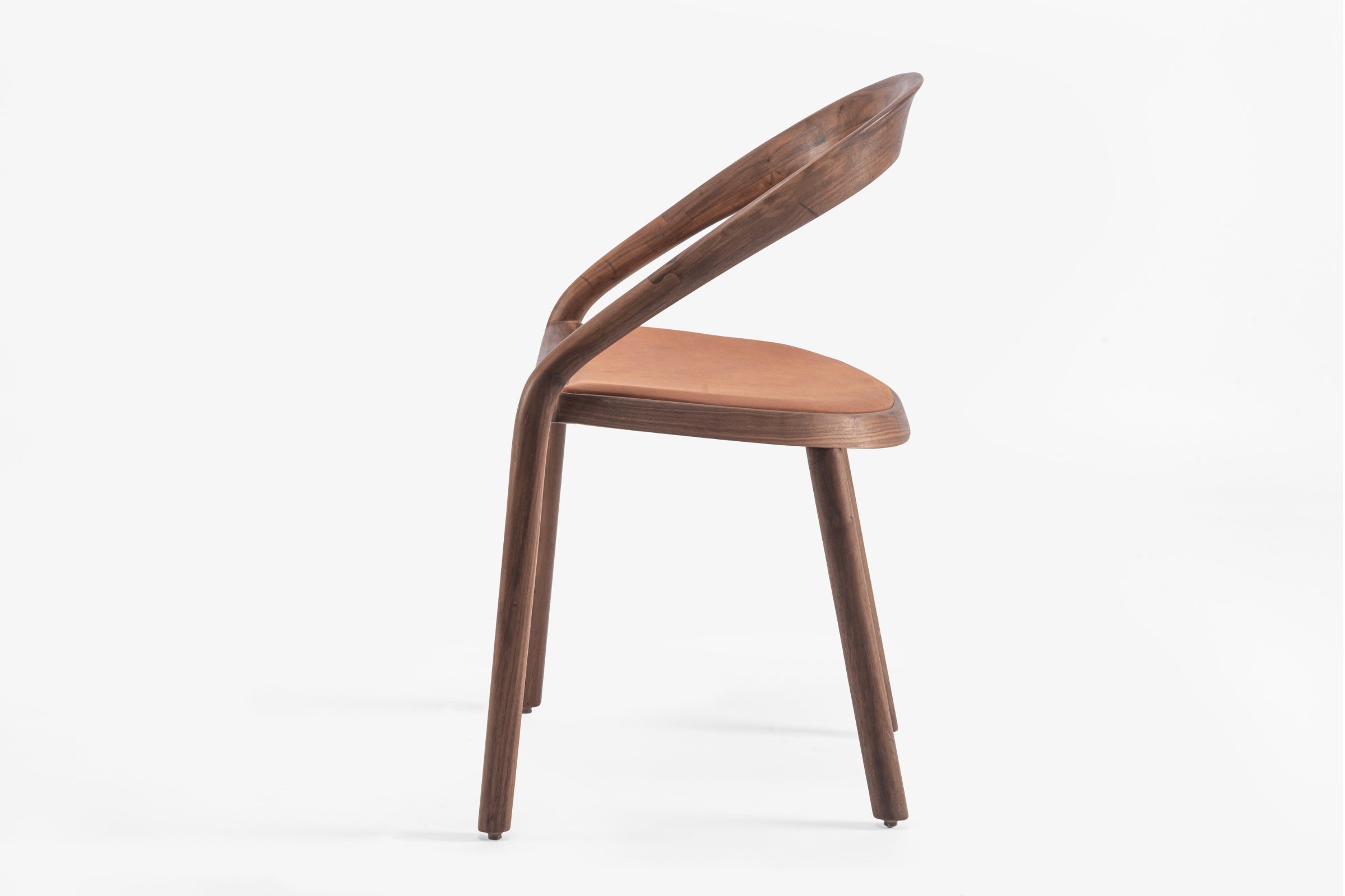 Detailansicht der handgefertigten Holzkonstruktion des ZEN Designer Stuhls von GoEs